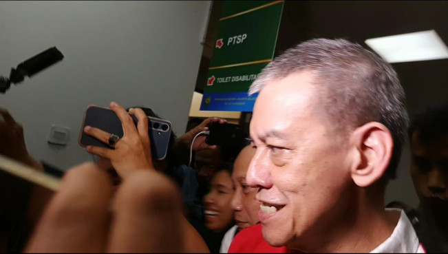 Dampingi Fariz RM Sidang, Oneng Bawakan Nasi Padang